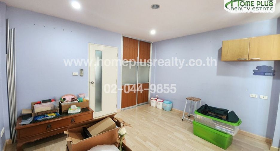 For sale 5 bedrooms townhouse in Yan Nawa, Bangkok