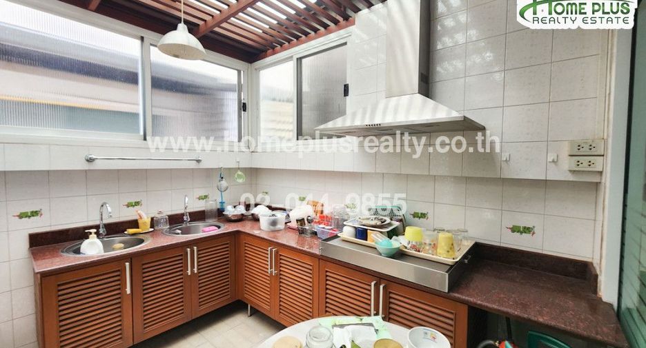 For sale 5 bedrooms townhouse in Yan Nawa, Bangkok