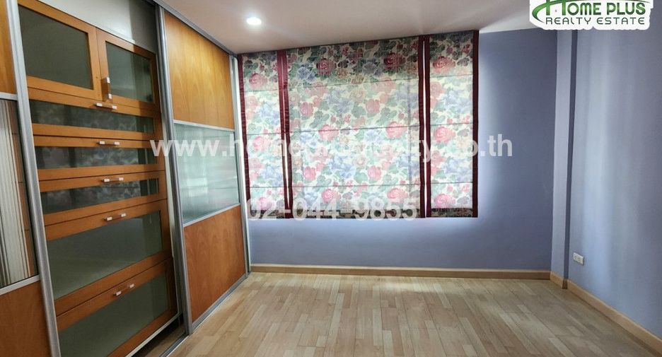 For sale 5 bedrooms townhouse in Yan Nawa, Bangkok