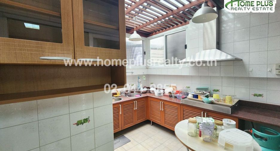 For sale 5 bedrooms townhouse in Yan Nawa, Bangkok