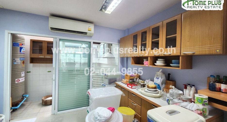 For sale 5 bedrooms townhouse in Yan Nawa, Bangkok