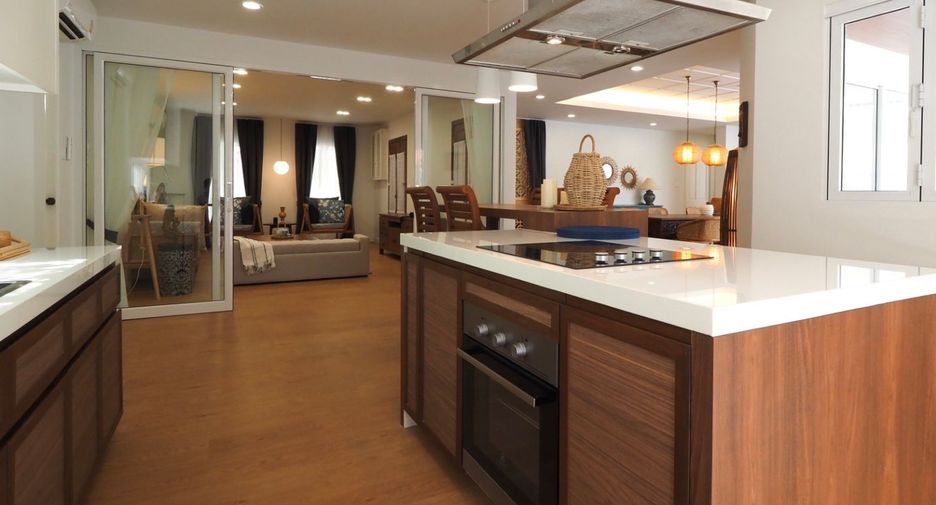 For rent 6 bedrooms villa in Mueang Phuket, Phuket