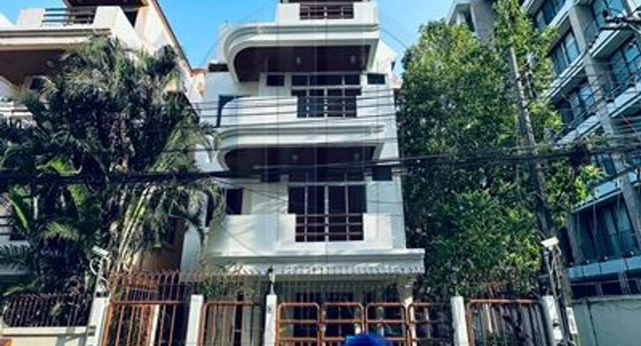 For rent 4 bedrooms house in Watthana, Bangkok