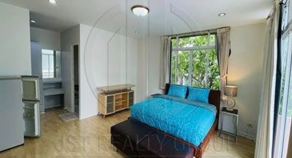 For rent 4 bedrooms house in Watthana, Bangkok