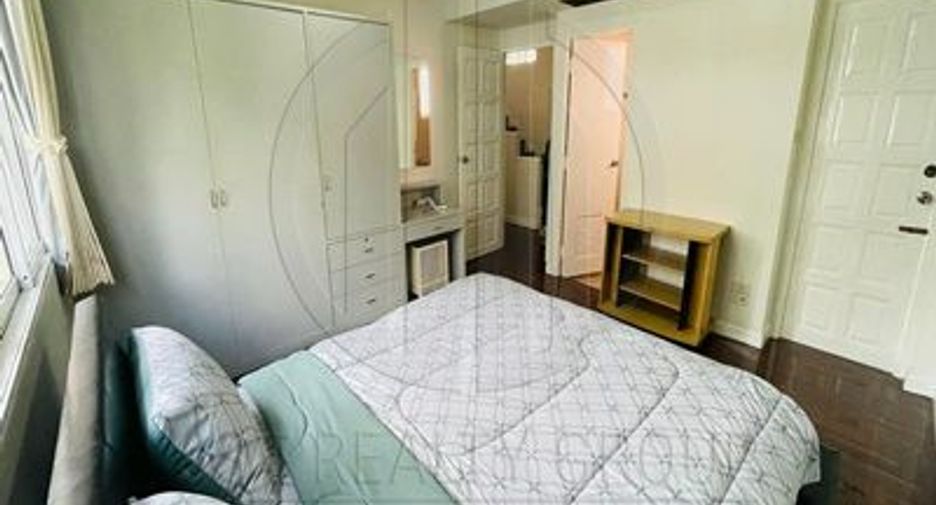 For rent 4 bedrooms house in Watthana, Bangkok