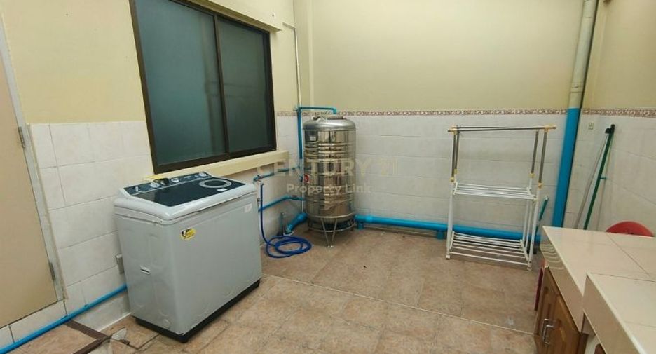For rent 3 bedrooms townhouse in Wang Thonglang, Bangkok
