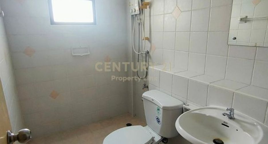 For rent 3 bedrooms townhouse in Wang Thonglang, Bangkok