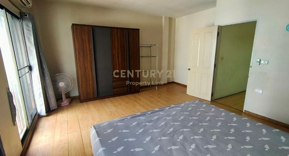 For rent 3 bedrooms townhouse in Wang Thonglang, Bangkok
