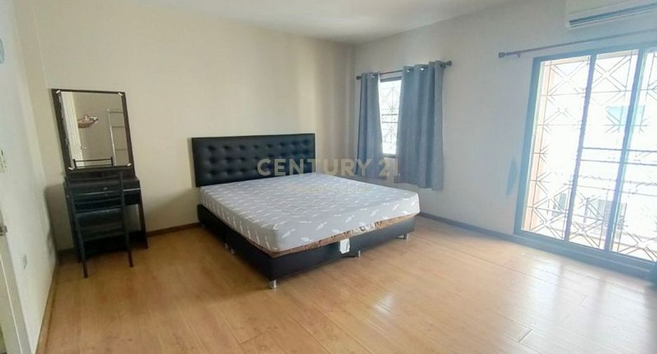 For rent 3 bedrooms townhouse in Wang Thonglang, Bangkok
