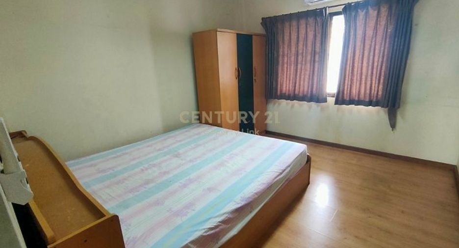 For rent 3 bedrooms townhouse in Wang Thonglang, Bangkok
