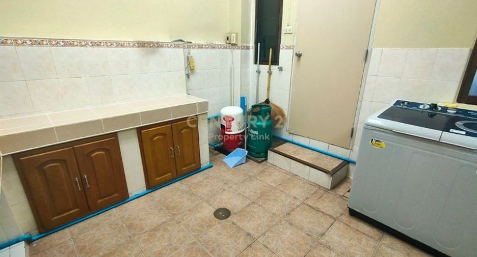 For rent 3 bedrooms townhouse in Wang Thonglang, Bangkok