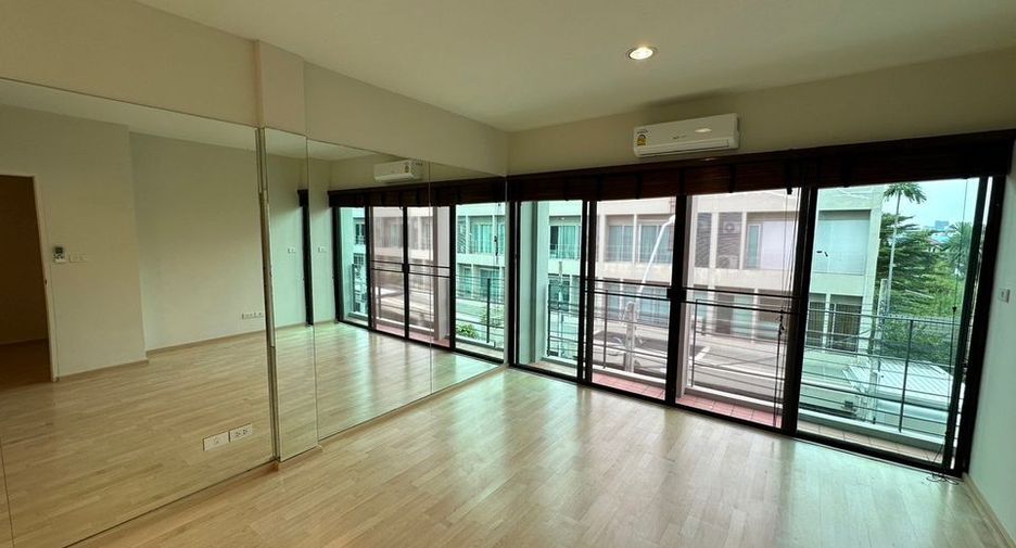 Casa adosada en alquiler de 4 habitaciones en Suan Luang, Bangkok
