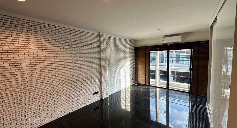 Casa adosada en alquiler de 4 habitaciones en Suan Luang, Bangkok