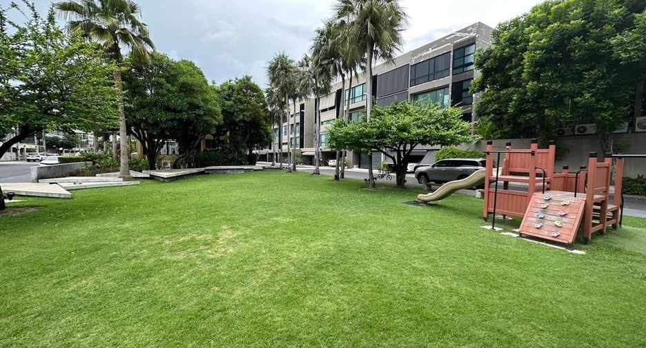 Casa adosada en alquiler de 4 habitaciones en Suan Luang, Bangkok