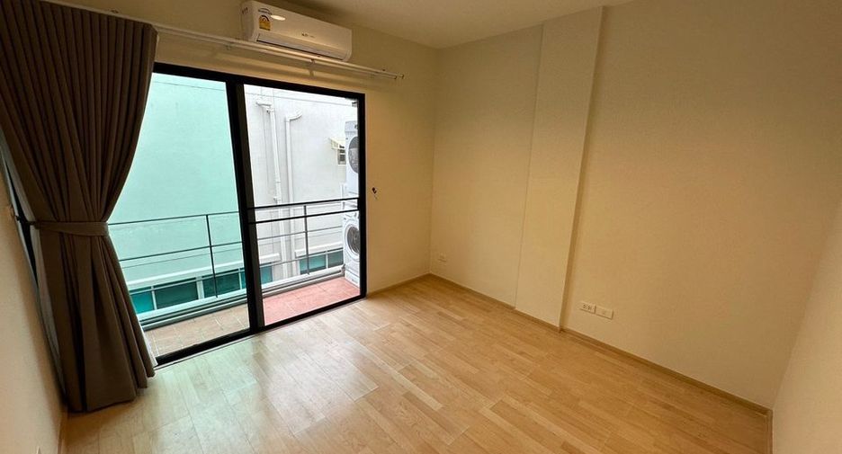 Casa adosada en alquiler de 4 habitaciones en Suan Luang, Bangkok