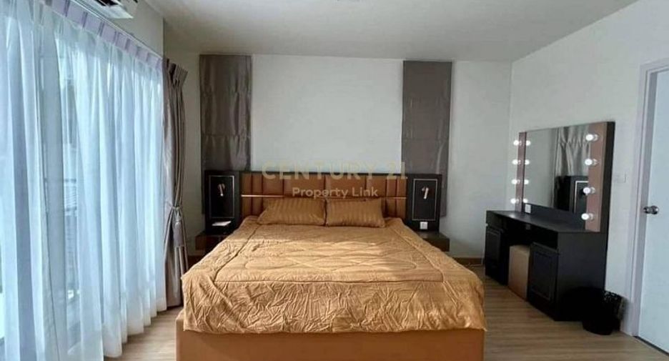 For rent 3 bedrooms townhouse in Wang Thonglang, Bangkok