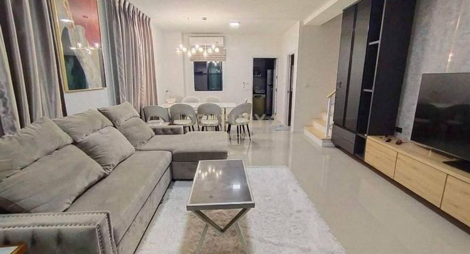 For rent 3 bedrooms townhouse in Wang Thonglang, Bangkok