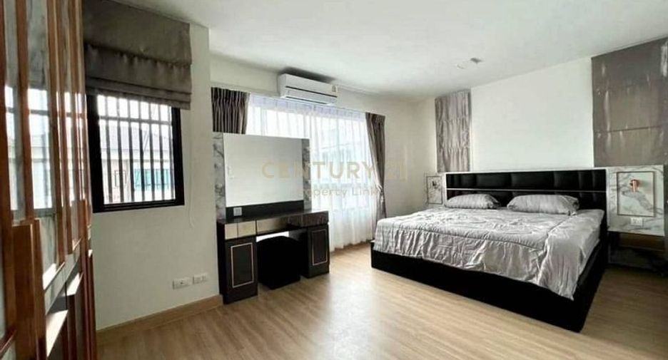 For rent 3 bedrooms townhouse in Wang Thonglang, Bangkok