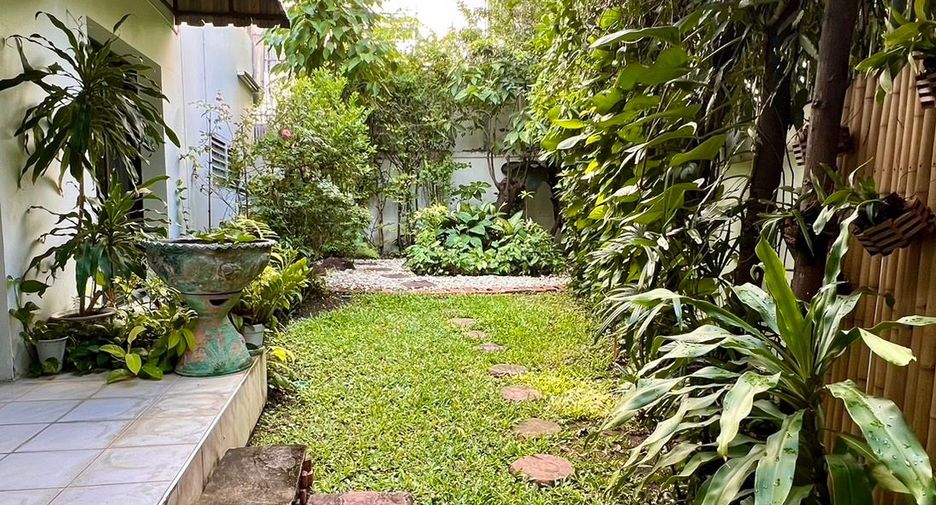 For sale 3 bedrooms townhouse in Yan Nawa, Bangkok