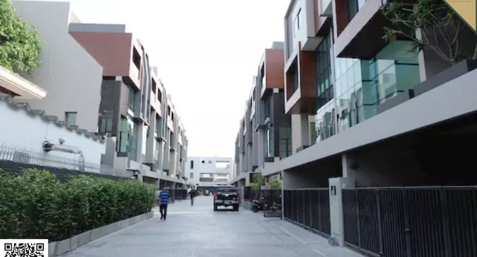For sale 2 bedrooms townhouse in Watthana, Bangkok