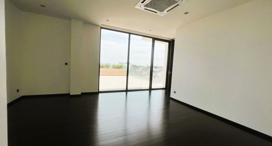For sale 8 Beds office in Lat Phrao, Bangkok
