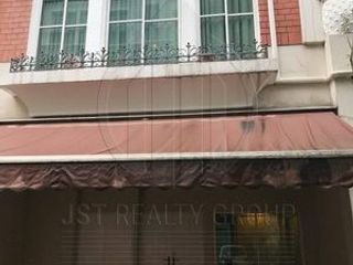 For sale 4 bedrooms townhouse in Watthana, Bangkok