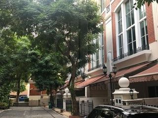 For sale 4 bedrooms townhouse in Watthana, Bangkok