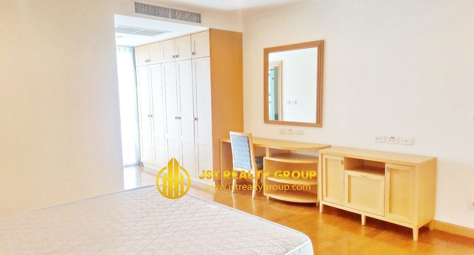 For rent 3 bedrooms condo in Khlong Toei, Bangkok