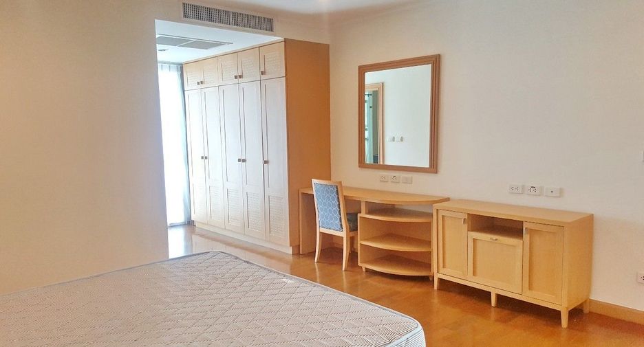 For rent 3 bedrooms condo in Khlong Toei, Bangkok