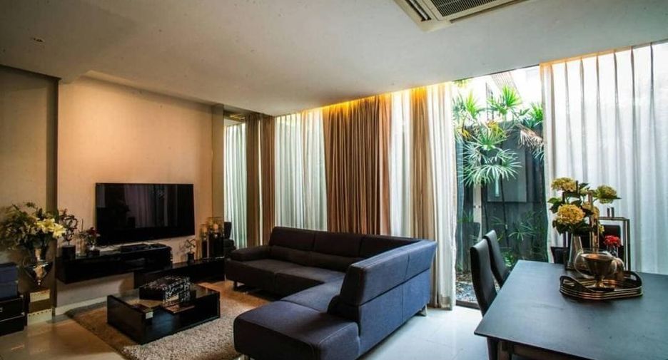 For rent 4 bedrooms townhouse in Watthana, Bangkok