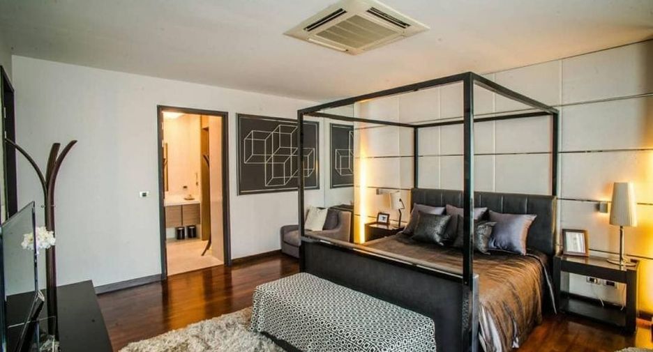 For rent 4 bedrooms townhouse in Watthana, Bangkok