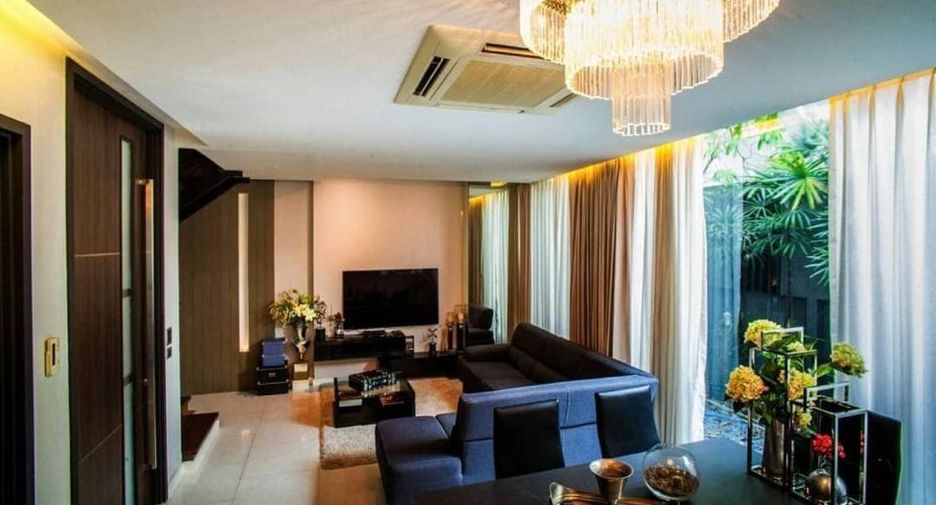 For rent 4 bedrooms townhouse in Watthana, Bangkok