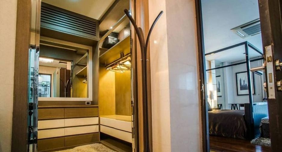 For rent 4 bedrooms townhouse in Watthana, Bangkok