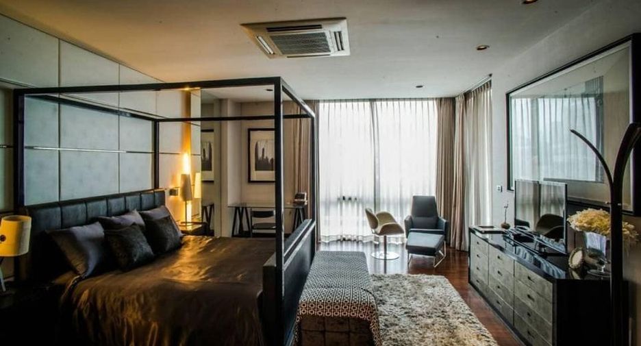 For rent 4 bedrooms townhouse in Watthana, Bangkok