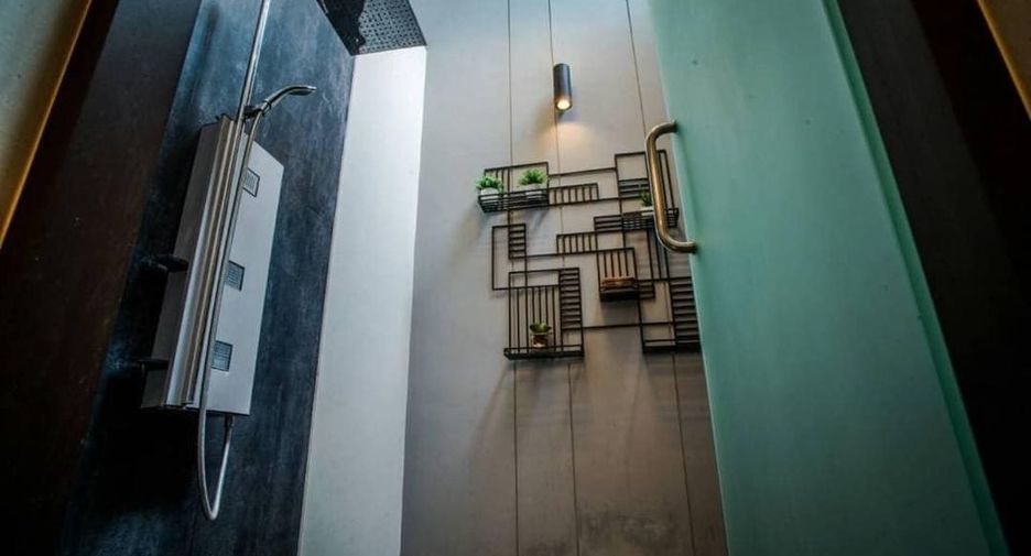 For rent 4 bedrooms townhouse in Watthana, Bangkok