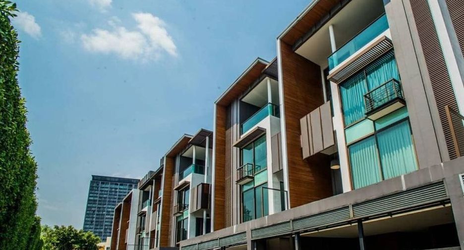 For rent 4 bedrooms townhouse in Watthana, Bangkok