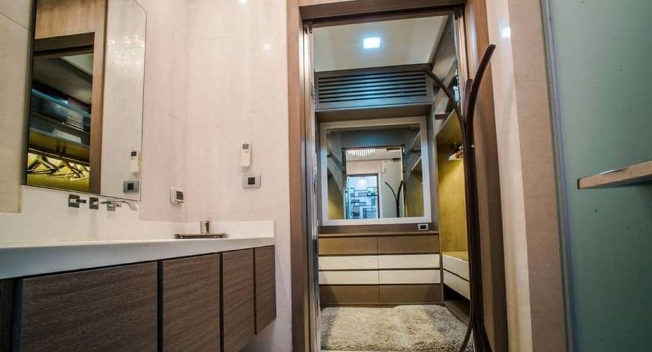 For rent 4 bedrooms townhouse in Watthana, Bangkok