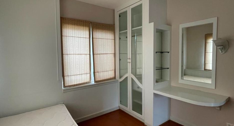 Casa en alquiler y en venta de 3 habitaciones en Lat Krabang, Bangkok