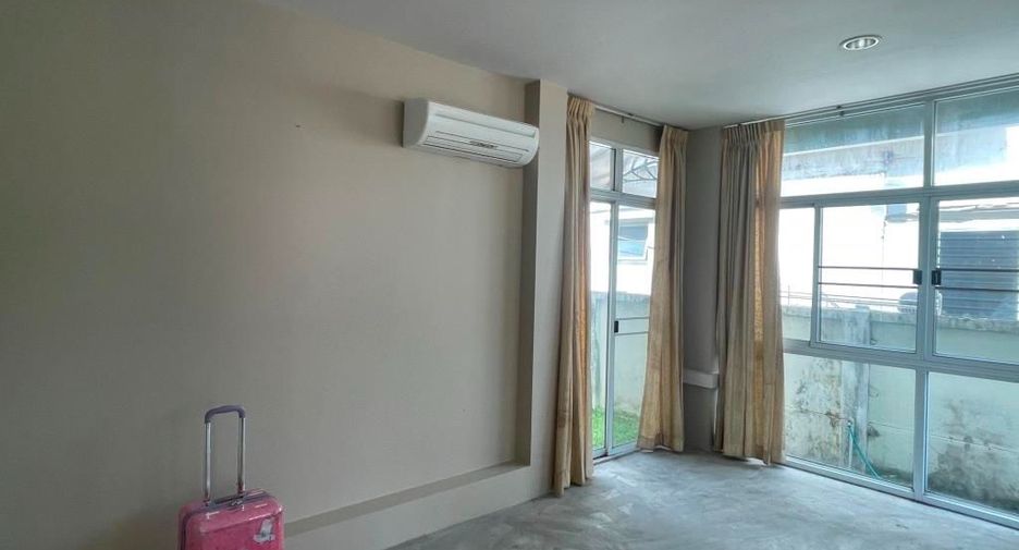 Casa en alquiler y en venta de 3 habitaciones en Lat Krabang, Bangkok