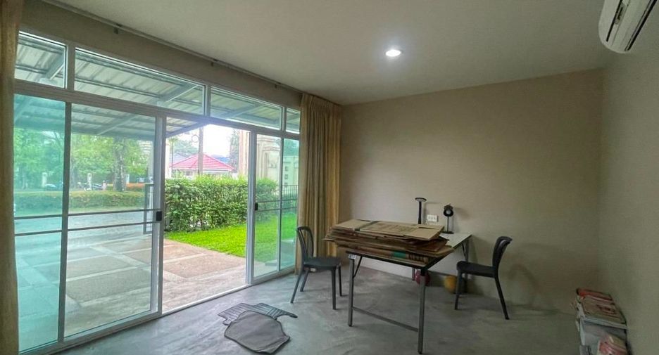 Casa en alquiler y en venta de 3 habitaciones en Lat Krabang, Bangkok