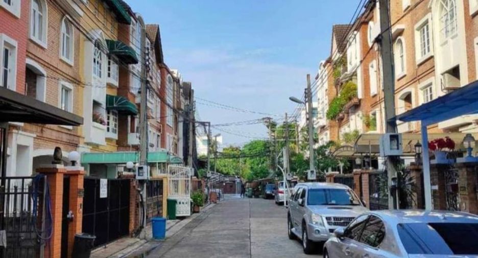 Reihenhaus zum Kauf mit 4 Zimmer in Yan Nawa, Bangkok