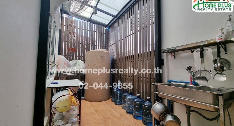 For sale 2 bedrooms townhouse in Mueang Pathum Thani, Pathum Thani