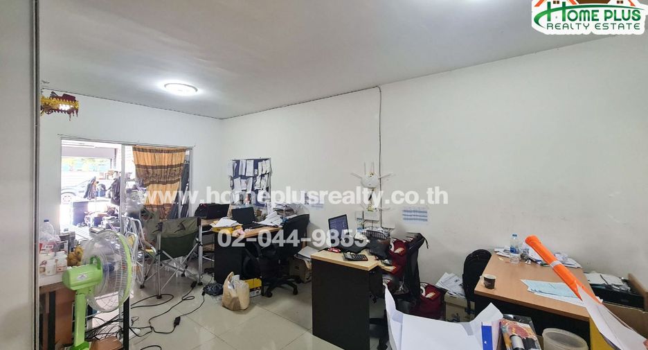For sale 3 bedrooms townhouse in Mueang Pathum Thani, Pathum Thani