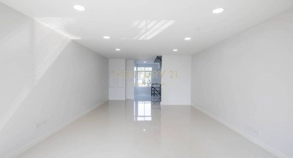 For sale 2 bedrooms retail Space in Huai Khwang, Bangkok