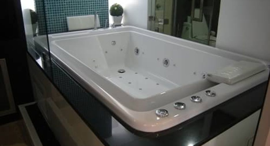 For sale 1 bed condo in Khlong Toei, Bangkok