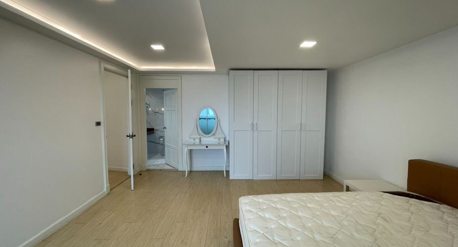 For sale 3 bedrooms condo in Watthana, Bangkok