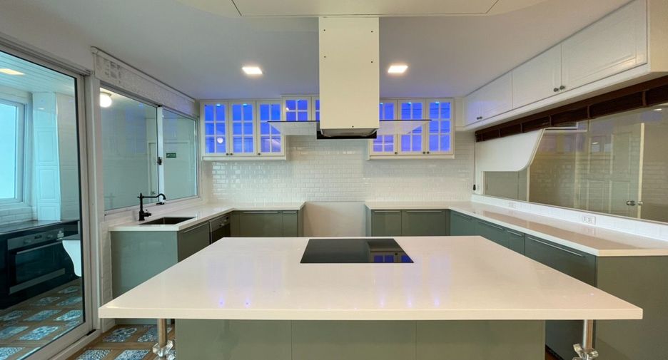 For sale 3 bedrooms condo in Watthana, Bangkok