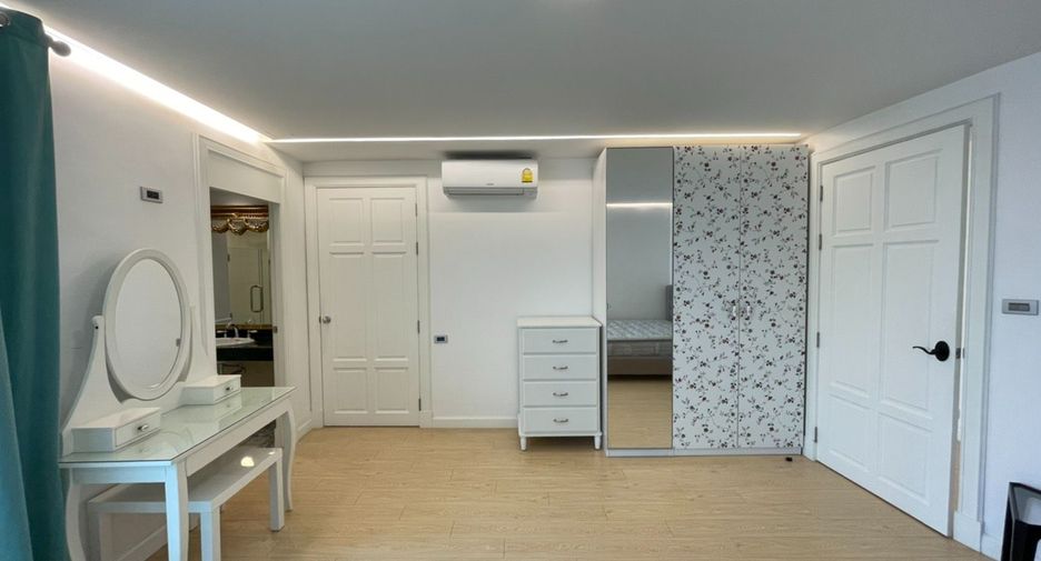 For sale 3 bedrooms condo in Watthana, Bangkok
