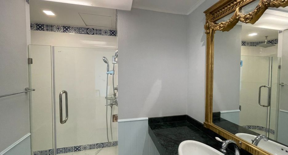 For sale 3 bedrooms condo in Watthana, Bangkok