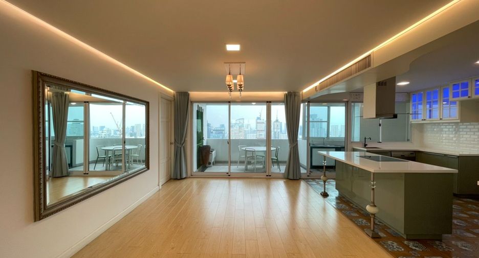 For sale 3 bedrooms condo in Watthana, Bangkok